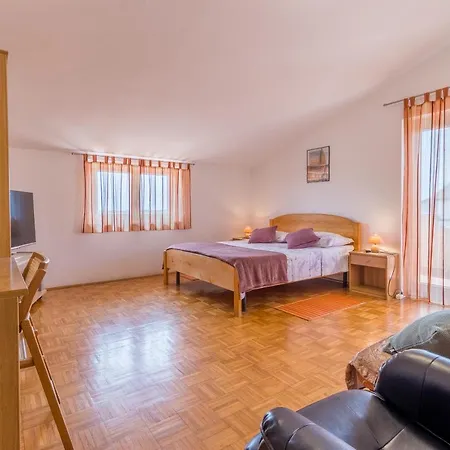 Apartament Paleras *